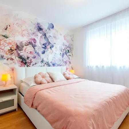 Rose Apartment *